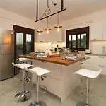 빌라 Beautiful House With Pool & View