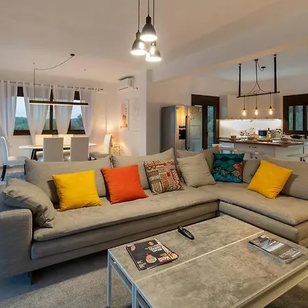 Beautiful House With Pool & View * Falanthi