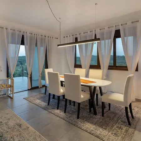 Beautiful House With Pool & View