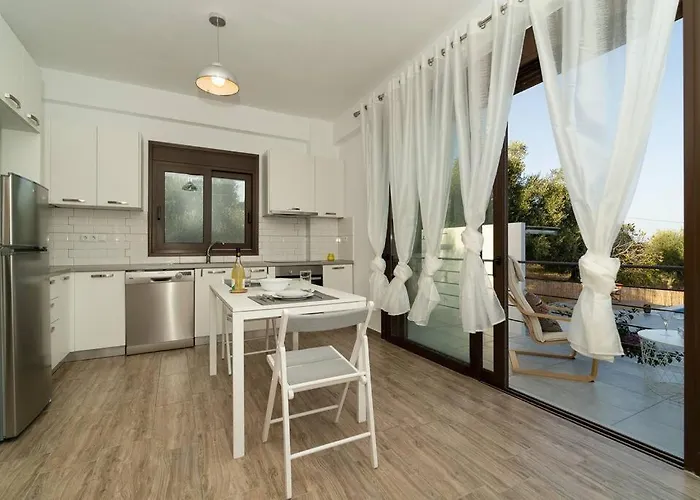 Beautiful House With Pool & View Falanthi