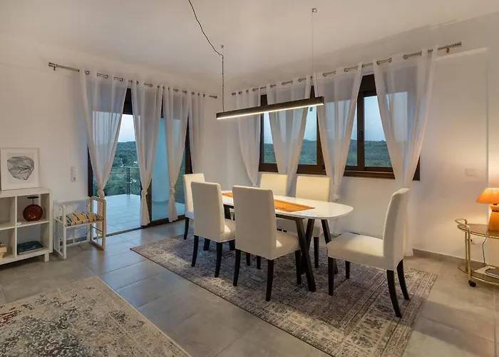 Beautiful House With Pool & View